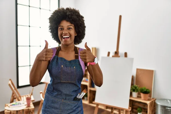 Young African American Woman Afro Hair Art Studio Success Sign — ストック写真