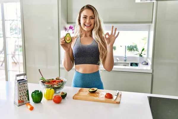 Junge Kaukasische Fitness Frau Sportkleidung Die Der Küche Gesunden Salat — Stockfoto