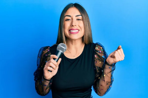 Fiatal Spanyol Énekel Dalt Mikrofonnal Sikoltozó Büszke Ünneplő Győzelem Siker — Stock Fotó