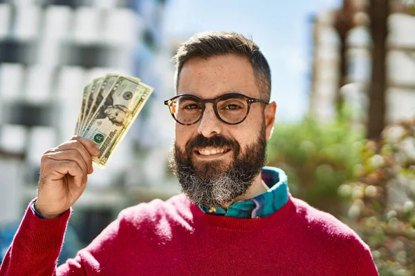 Jonge Spaanse Uitvoerende Man Glimlacht Vrolijk Terwijl Hij Dollars Vasthoudt — Stockfoto