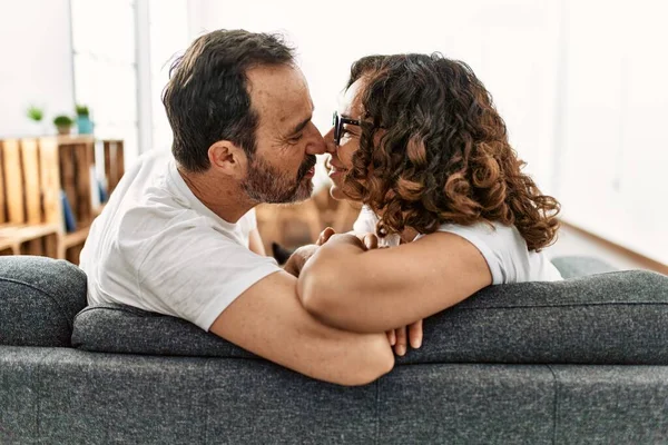 Middelbare Leeftijd Hispanic Paar Glimlachen Gelukkig Zitten Bank Thuis — Stockfoto
