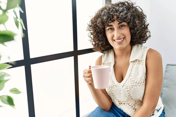 Giovane Donna Del Medio Oriente Sorridente Sicuro Bere Caffè Casa — Foto Stock