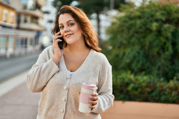 Genç Rlandalı Artı Cüsseli Kız Akıllı Telefonla Konuşuyor Şehirde Kahve — Stok fotoğraf