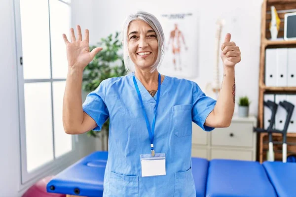 Middle Age Grey Haired Woman Wearing Physiotherapist Uniform Medical Clinic — ストック写真