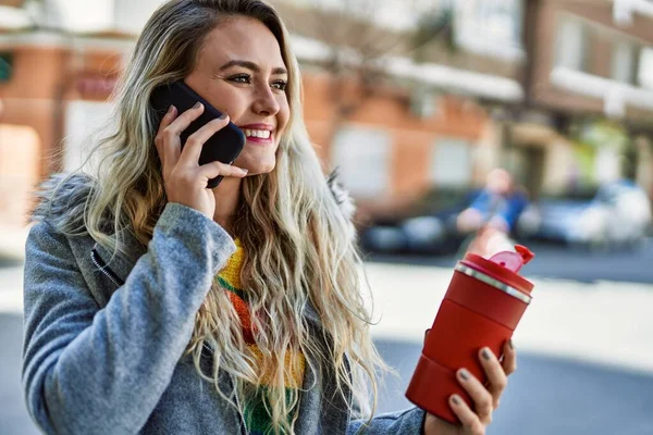 Şehirdeki Genç Sarışın Kadın Telefonda Konuşuyor — Stok fotoğraf