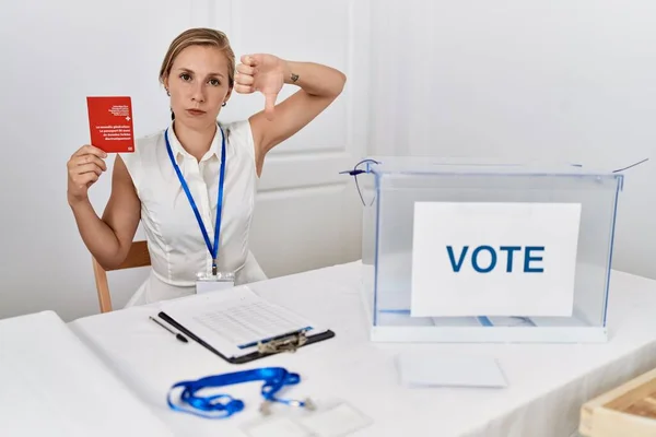 Mujer Rubia Joven Las Elecciones Campaña Política Con Pasaporte Suizo —  Fotos de Stock