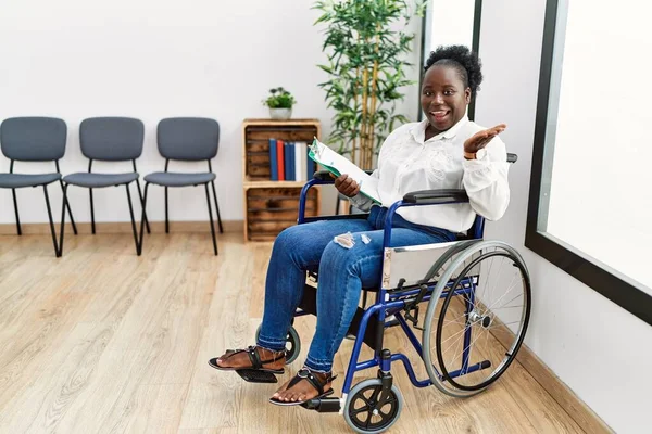 Ung Svart Kvinna Sitter Rullstol Väntrummet Pekar Sidan Med Händerna — Stockfoto