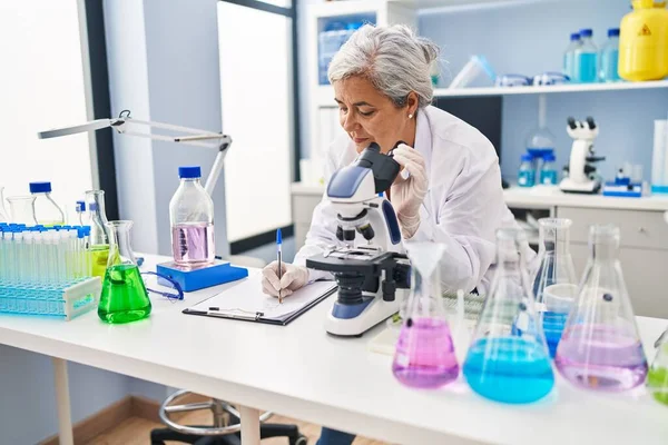 Femme Âge Moyen Portant Uniforme Scientifique Écrire Sur Document Laboratoire — Photo