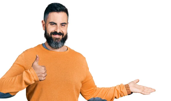 Homem Hispânico Com Barba Vestindo Camisola Inverno Casual Mostrando Mão — Fotografia de Stock