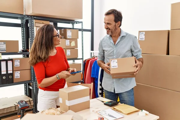 Hombre Mujer Mediana Edad Socios Negocios Sonriendo Paquete Etiquetas Escaneo — Foto de Stock