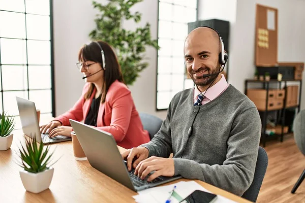 Dos Agentes Del Centro Llamadas Sonriendo Felices Trabajando Oficina —  Fotos de Stock