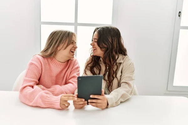 Giovane Coppia Sorridente Felice Utilizzando Touchpad Casa — Foto Stock