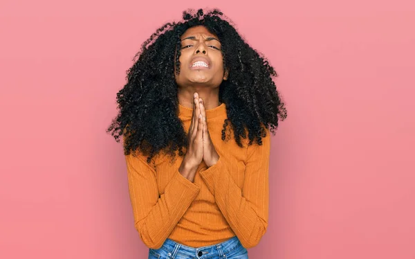 Jovem Afro Americana Vestindo Roupas Casuais Implorando Orando Com Mãos — Fotografia de Stock