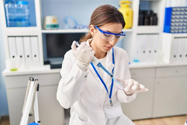 Young Hispanic Woman Wearing Scientist Uniform Using Pipette Laboratory — Stock Photo, Image