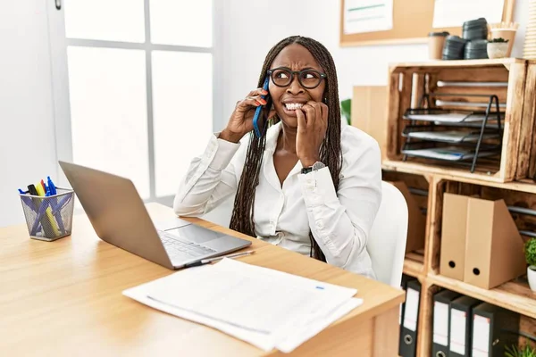 Mulher Negra Com Tranças Trabalhando Escritório Falando Telefone Olhando Estressado — Fotografia de Stock