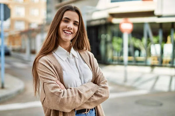 Młoda Latynoska Bizneswoman Uśmiechnięta Szczęśliwa Stojąc Mieście — Zdjęcie stockowe