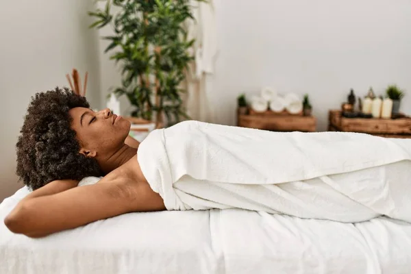 Ung Afrikansk Amerikansk Kvinna Ligger Massagebord Skönhetscentret — Stockfoto
