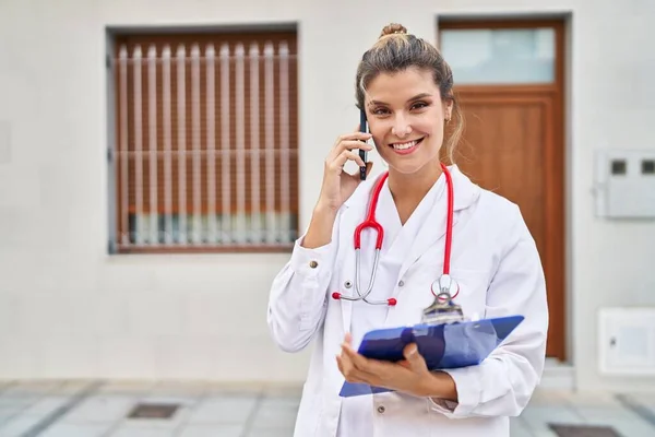 Mladá Blondýna Žena Nosí Lékařskou Uniformu Mluví Smartphone Ulici — Stock fotografie