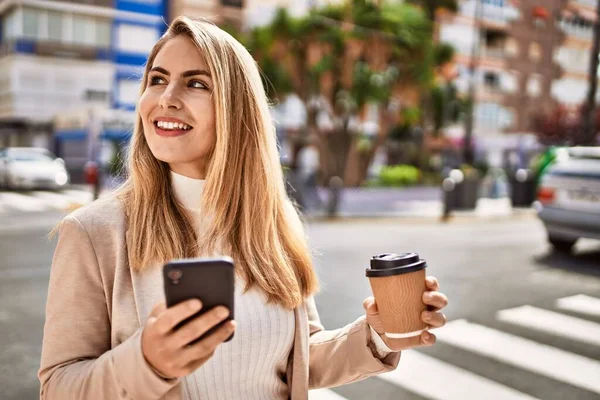 Ung Blond Kvinna Ler Säker Med Hjälp Smartphone Gatan — Stockfoto