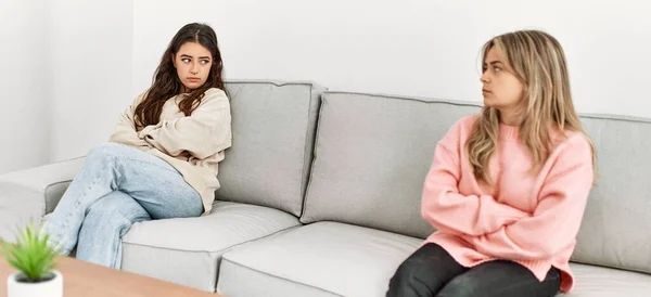 年轻夫妇怒气冲冲地坐在沙发上 在家里一声不响 — 图库照片