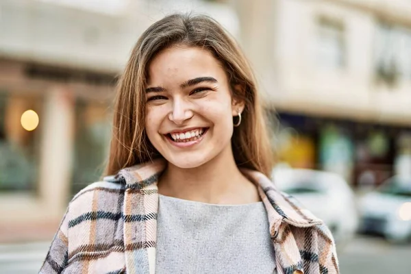 Joven Mujer Rubia Sonriendo Confiada Calle — Foto de Stock