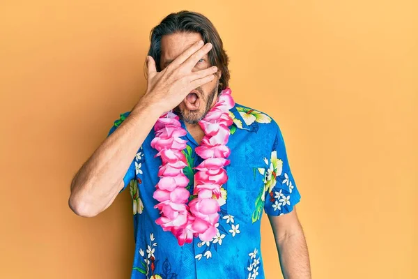Medelålders Stilig Man Klädd Sommar Skjorta Och Hawaiian Lei Kika — Stockfoto