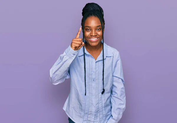 Jovem Afro Americana Vestindo Roupas Casuais Apontando Dedo Para Cima — Fotografia de Stock