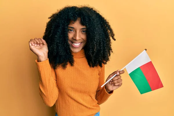 Африканская Американка Афроволосами Держащая Мадагаскарский Флаг Гордо Кричит Празднуя Победу — стоковое фото