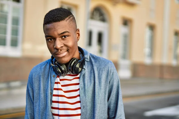 Junger Afrikanisch Amerikanischer Mann Lächelt Glücklich Mit Kopfhörern Die Stadt — Stockfoto