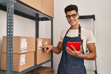 Genç bir İspanyol iş adamı ofisteki touchpad 'i kullanıyor.