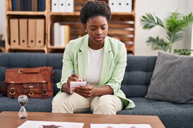 Psikoloji merkezinde Afrika kökenli Amerikalı kadın psikolog testi yaptırıyor.