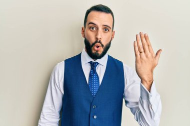 Sakallı genç adam nişan yüzüğü takıyor. Korkmuş ve ağzı açık kalmış, şaşırmış ve şaşırmış. 