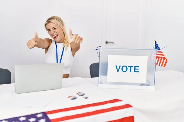 Młoda Biała Kobieta Amerykańskiej Kampanii Politycznej Zatwierdzając Pozytywny Gest Ręki — Zdjęcie stockowe
