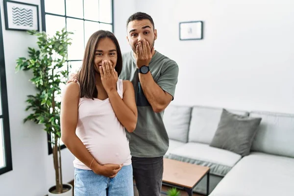 Mladý Mezirasový Pár Očekává Dítě Dotýká Těhotné Břicho Smíchem Rozpačité — Stock fotografie