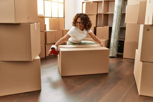 Middelbare Leeftijd Spaanse Vrouw Glimlachend Vol Vertrouwen Verpakking Kartonnen Doos — Stockfoto