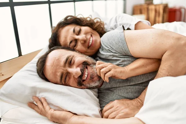 Hispanisches Paar Mittleren Alters Lächelt Glücklich Und Umarmt Hause Auf — Stockfoto