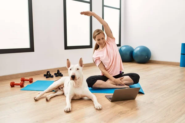 Jonge Blanke Vrouw Met Stretching Online Klasse Met Hond Bij — Stockfoto