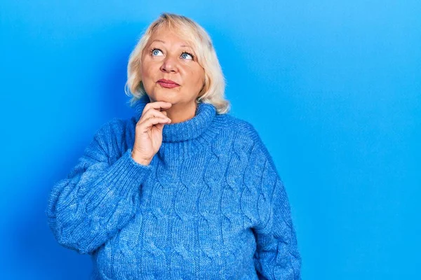 Medelålders Blond Kvinna Bär Casual Kläder Med Hand Hakan Tänker — Stockfoto