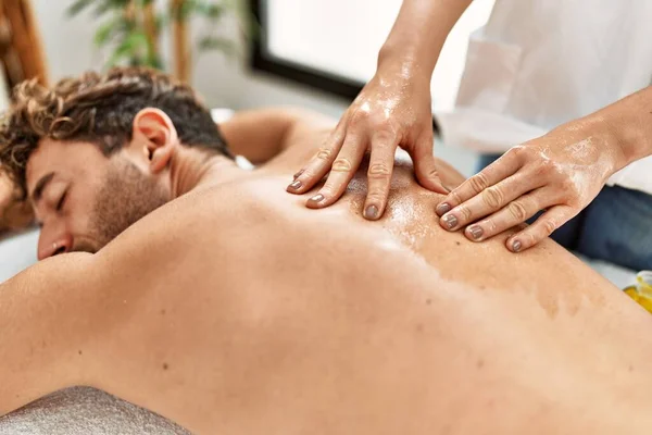 Jovem Hispânico Homem Tendo Massagem Nas Costas Centro Beleza — Fotografia de Stock