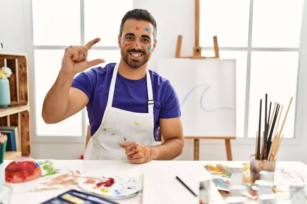 Joven Hombre Hispano Con Barba Estudio Arte Con Cara Pintada — Foto de Stock