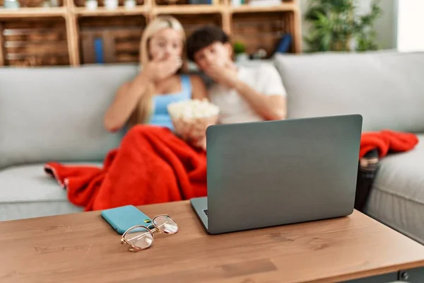 Jeune Couple Regardant Film Mangeant Pop Corn Assis Sur Canapé — Photo