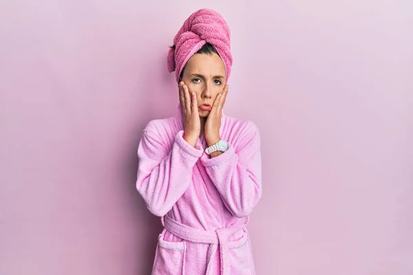 Młoda Blondynka Ubrana Czepek Ręczniki Szlafrok Zmęczone Ręce Zakrywające Twarz — Zdjęcie stockowe