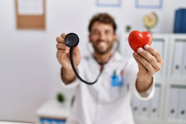Junger Hispanischer Mann Arztuniform Untersucht Herz Klinik — Stockfoto