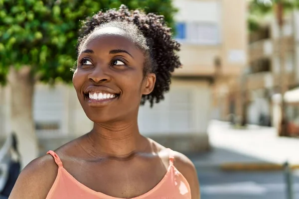 Joven Mujer Afroamericana Sonriendo Feliz Ciudad Día Verano — Foto de Stock