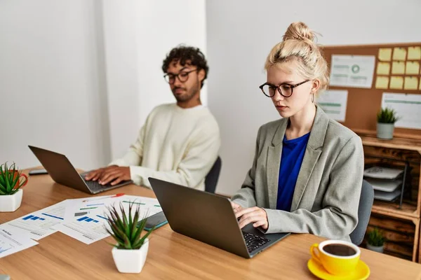 Ofiste çalışan ve casusluk yapan bir iş ortağı..