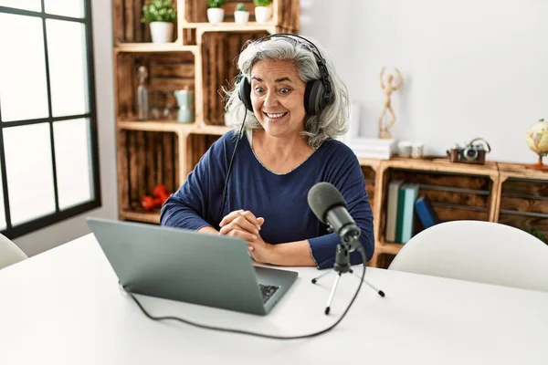Mujer Pelo Gris Mediana Edad Sonriendo Feliz Trabajando Estudio Radio —  Fotos de Stock