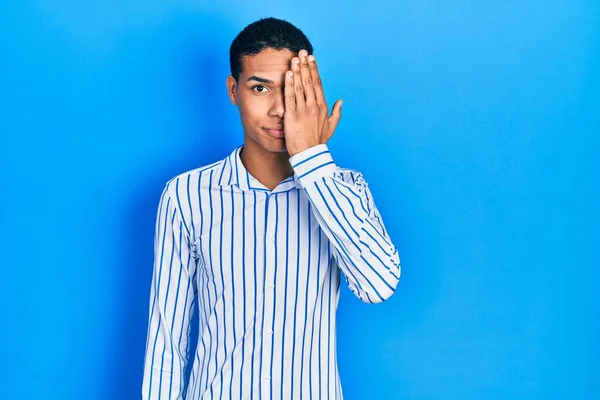 Ung Afrikansk Amerikansk Kille Klädd Avslappnade Kläder Täcker Ena Ögat — Stockfoto