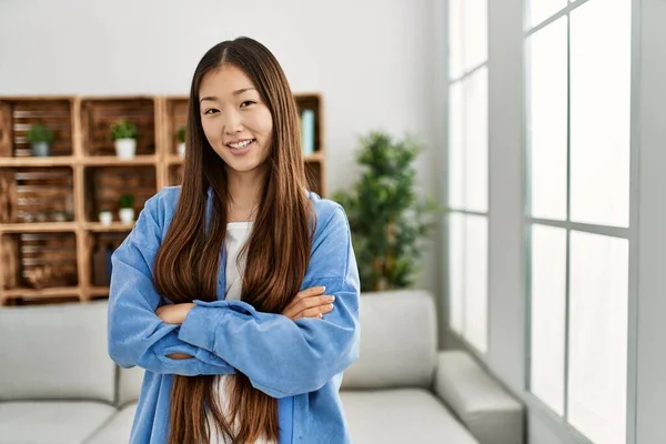 Menina Chinesa Jovem Sorrindo Feliz Com Braços Cruzados Gesto Casa — Fotografia de Stock