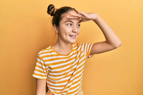 Schöne Brünette Kleine Mädchen Trägt Lässig Gestreiftes Shirt Sehr Glücklich — Stockfoto