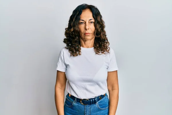 Mujer Hispana Mediana Edad Vistiendo Camiseta Blanca Casual Escéptica Nerviosa — Foto de Stock